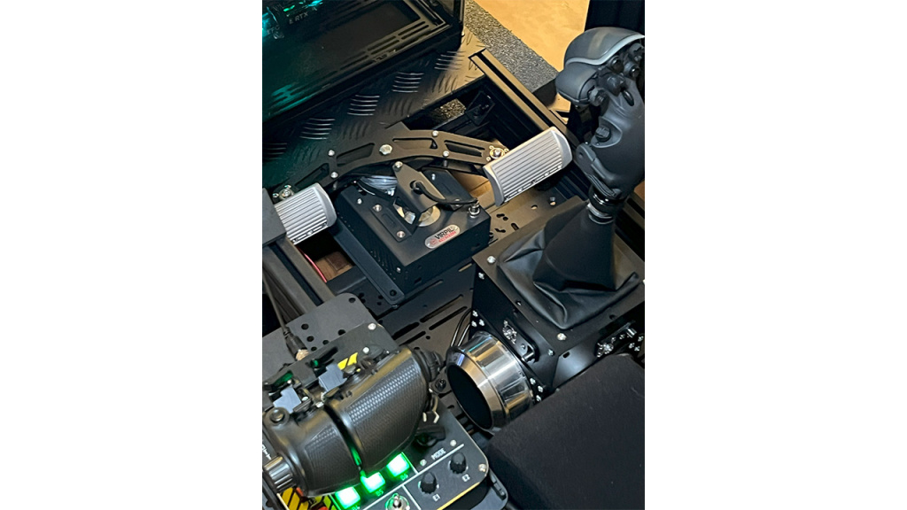 Два мира: как мы создали автосимулятор и авиасимулятор для одной семьи