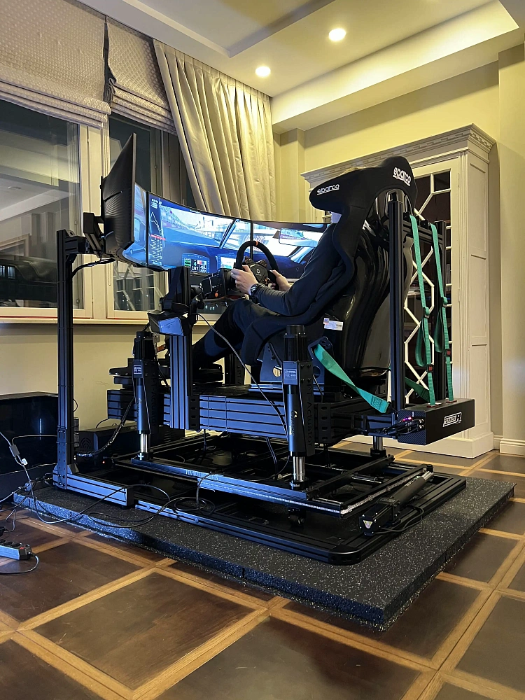 Два мира: как мы создали автосимулятор и авиасимулятор для одной семьи