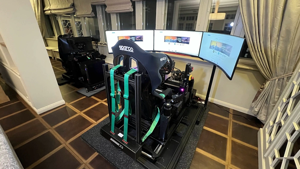 Два мира: как мы создали автосимулятор и авиасимулятор для одной семьи