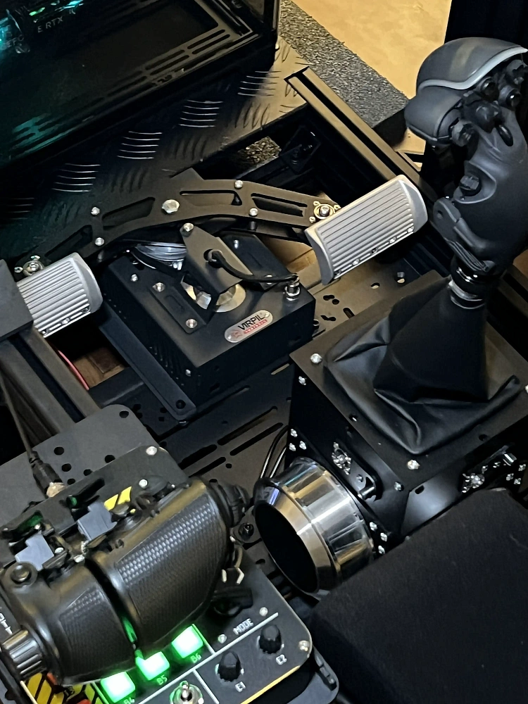 Два мира: как мы создали автосимулятор и авиасимулятор для одной семьи